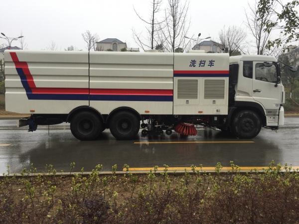 東風(fēng)天龍大型洗掃車塵箱9方水箱